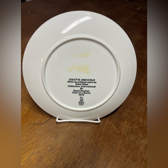 Edna Hibel Colette & Child plate by Royal Doulton 1973 - Collectible!! - Picture 3 of 4